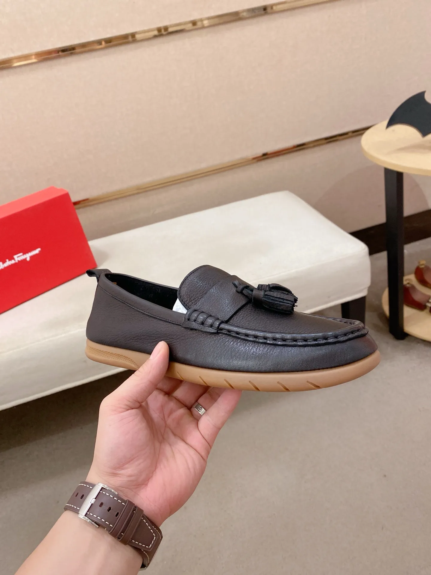 Factory price 500💰 Original Ferragamo men's shoes! The world's top brands...Luxury quality...//Fashion and high-end footwear 👍💪🏻...give you a low-key luxury comfort experience👍. The upper is made of pure Italian imported original cowhide and sweat-absorbent sheepskin lining. It is comfortable and breathable, high-end and classy... luxurious and noble!! .. OEM factory shipment [Hug] stall.. Original board. Welcome to taste..38--44.